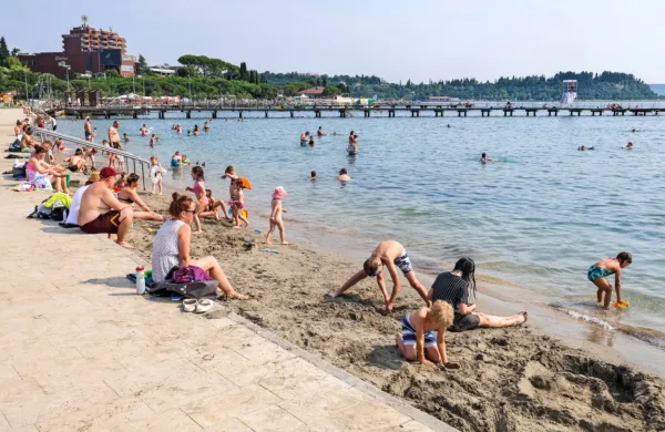 Na NIJZ kopanje priporočajo le tam, kjer pristojni spremljajo 
kakovost kopalne vode.