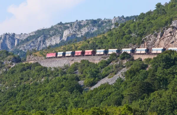  Sedanjo  progo  bodo po dokončanju vzporednega drugega tira 
zaprli in kasneje uredili kolesarsko pot.  