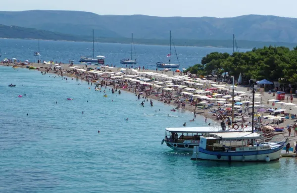  Hrvaško je v prvi polovici leta obiskalo 7,2 milijona gostov, ki so 
ustvarili 28,1 milijona nočitev. Slovenci so jih ustvarili skoraj tri 
milijone.