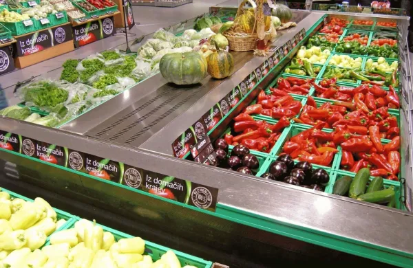 Trgovci opozarjajo, da se je delež kupcev, ki jim je bolj kot poreklo  
pomembna cena, znova povečal.
