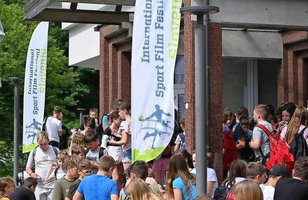 Projekcije športnih filmov so vzbudile veliko zanimanja med 
mladimi.