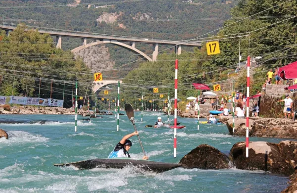 Na brzicah Soče je veslalo 300 mladih upov.