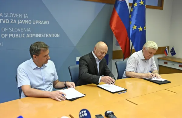 Minister za javno upravo Franc Props, predsednik Sindikata 
državnih organov Slovenije Frančišek Verk in predsednik konference sindikata upravnih enot Dragan Stanković so podpisali 
stavkovni sporazum.