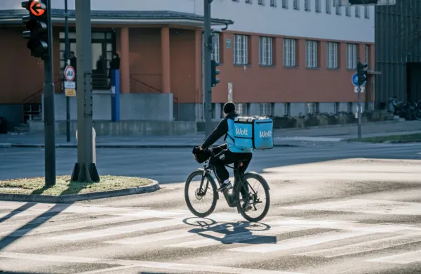 Wolt in Glovo prejela globo zaradi o&scaron;tevilčenja dostavljalcev