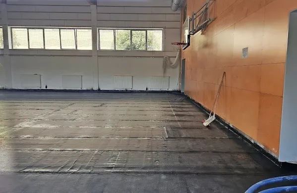 Črniče: V telovadnici sanirajo temelje