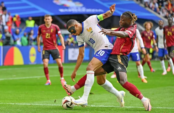 Francoski kapetan Kylian Mbappe (z žogo) se bo po zlomu nosu  tudi Portugalcem zoperstavil z  zaščitno masko, v kateri se doslej ni najbolje znašel.   

