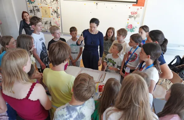 Lili Saje Wang je letos učencem predstavila osnove kitajske 
kaligrafije. 
