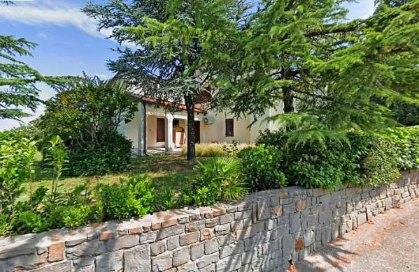 Z nepremičnine s tremi etažami in 1500 kvadratnimi metri 
zemljišča na Maliji je  lep pogled na Piranski zaliv.