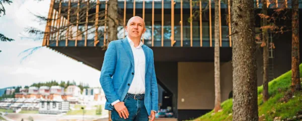 Adnan Selmanagić, solastnik in investitor v gorski butični hotel 
Nomad na Bjelašnici se s sodelavci zelo trudi, da bi hotel in 
Bjelašnico tudi poleti obiskovali gostje, zato veliko delajo na 
razvoju poletnega turizma.  