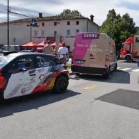Z 'letečim taksijem' (levo, tekmovalni hyundai i 20) najbolj 
pogumne gledalce po progi vozi državni prvak v reliju Marko 
Grossi.