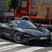 Že danes so se po Podnanosu vozili lastniki prestižnih športnih 
avtomobilov. Lamborgnihiji, Maseratiji, Porscheji in podobni stroji 
bodo predhodnica  na jutrišnji dirki. 