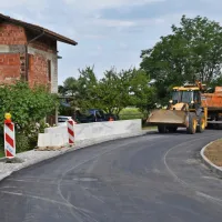 Danes, na dan krajevnega praznika Prvačina, so delavci še urejajo 
prenovljeni zadnji odsek glavne vaške ceste do avtobusnega 
postajališča. Končno bo dobila pločnik. 