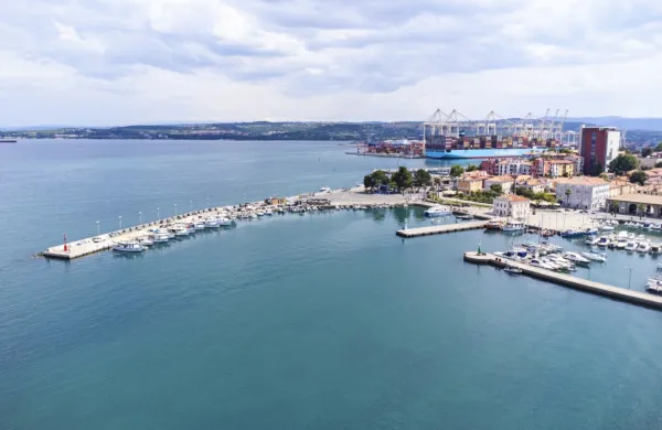 Včeraj je bila površina morja pred Koprom čista, njegova temperatura pa s popoldne izmerjenimi 26,3 stopinje Celzija  prijetna 
za kopanje. 