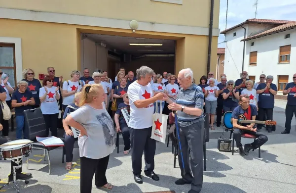 Predsednik TPPZ Pinko Tomažič Renato Kneipp in dirigentka Pia 
Cah sta slavljencu izročila darilo - fotoknjigo z naslovom Tudi 
spomin je boj ki jo je zbor izdal ob lanski 50-letnici. 