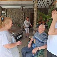 Pred nastopom je Buciku voščila tudi dirigentka Pia Cah.