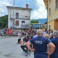 Koncertu Pinkotov v središču Avč so prisluhnili številni vaščani.