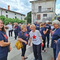 Najstarejši članici zbora, 90-letni Anici Malalan iz Trebč (v beli 
majici), je slavljenec obljubil, da bosta njen rojstni dan praznovala 
skupaj. 