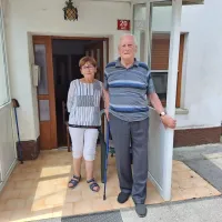Alojz Bucik in hčerka Lidija na vhodu v njegovo hišo v Avčah.