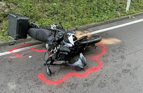 Poškodovanega  motorista so  s  helikopterjem  odpeljali  v  ljubljanski klinični center.  