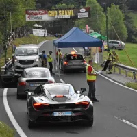 V uvodni koloni prestižnih avtomobilov je izstopaj MC Laren 
kuharsjega chefa z Zemona Tomaž Kavčiča. 