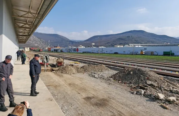 Pirotehniki med pripravami na razstrelitev  nevarnega eksploziva v 
drugi polovici letošnjega  marca