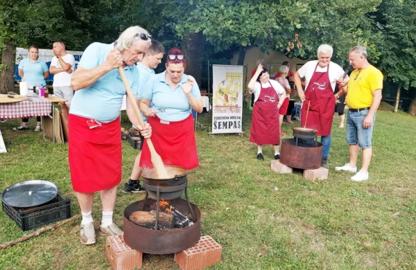 Za praznik skuhali dvanajst kotlov polente