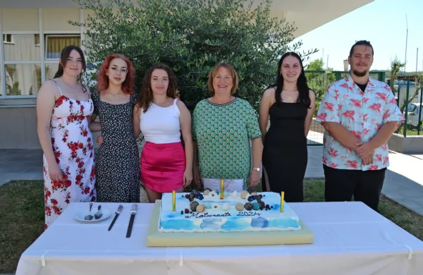 Na Srednji šoli Izola so ponosni na diamantne in zlate maturante 
Tajo Pavlič, Valentino Černe, Leo Kodarin, Tjašo Rihter in Lukasa 
Martinjaša. Na fotografiji manjkata Lara Arelić in Neja Clarisa 
Povše. V sredini je  ravnateljica Adelija Perne.