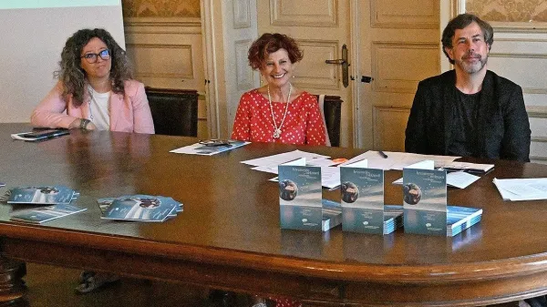 Na predstavitvi sezone SSG (z desne): občinska odbornica za 
gledališča Serena Tonel, predsednica upravnega sveta SSG v 
odhodu Breda Pahor in direktor SSG Pahor Danijel Malalan 