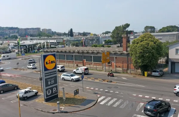 V  krožišču  je  voznik  izstopil  iz  avta  in  napadel  motorista,  ki  ga  je 
opozoril, naj  vozi bolj previdno. 