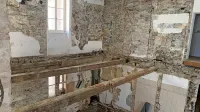 Podestatova palača je nastala že v 13. stoletju. Ob tokratni statični 
sanaciji so pod tlakom odkrili arheološke ostanke ulice in zidov s 
konca 15. in z začetka 16. stoletja. 