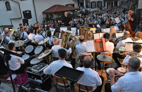 Praznovanje je na polnem trgu sklenil Dalmatinski večer Prvačke 
pleh muzike z gosti,  pod vodstvom dirigenta Gregorja Bralića. 