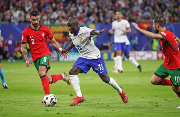N'Golo Kante (v sredini) je po arabski pomladi v francoskem dresu 
znova zadihal s polnimi pljuči.  