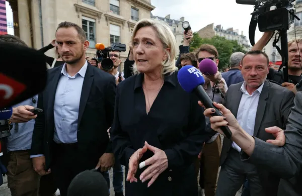 Voditeljica Nacionalnega zbora Marine Le Pen pospešeno osvaja 
srca francoskih volivcev. Prepričana je, da bo leta 2027 postala 
predsednica ene od najvplivnejših evropskih držav. 