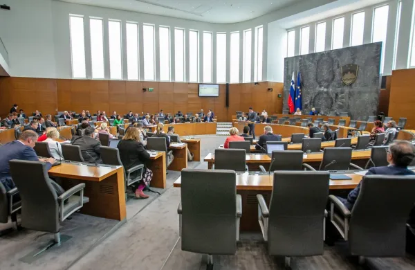 Poslanci so z 49 glasovi za in 30 proti sprejeli resolucijo o 
nacionalnem programu za kulturo  za obdobje 2024 in 2031. 