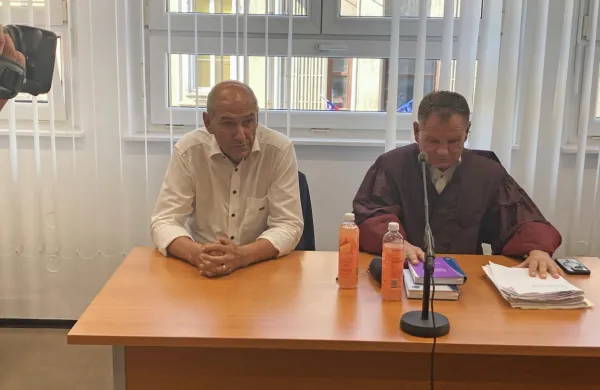  Janez Janša in njegov  odvetnik Franci Matoz sta želela slišati 
odgovore sodišča, kako so bili imenovani sodniki porotniki in kako 
je bil  primer dodeljen sodnici Cvetki Posilovič. 