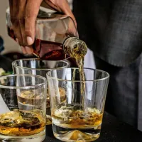 V vročini se  odsvetuje pitje alkohola, sladkih gaziranih pijač ter 
kave in drugih kofeinskih napitkov.