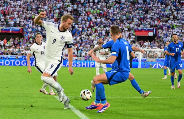 Harry Kane (v ospredju, v belem dresu) bo poskušal nocoj 
popeljati Anglijo v finale evropskega prvenstva.  