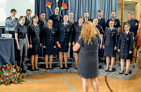 Da je gasilsko društvo srce in duša kraja, so potrdili tudi pevci, ob jubileju oblečeni v gasilske uniforme.