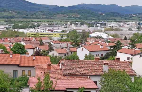Občinski stanovanjski sklad bi najel ali odkupil   prazna in neizkoriščena stanovanja in hiše, jih preuredil in 
namenil ranljivim skupinam.