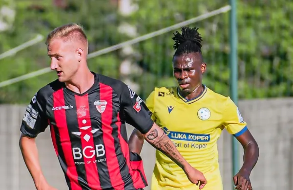 Edvin Suljanović (z žogo) in soigralci iz ajdovskega Primorja čez tri 
tedne  Koprčanov v prvi ligi ne bodo gostili na domačem stadionu 
kot v pripravljalnem obdobju, pač pa v Novi Gorici.