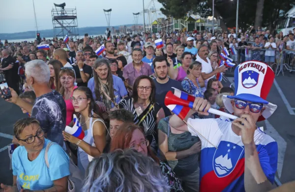 Zbrana množica na Ukmarjevem trgu