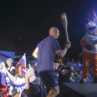 Na prireditveni oder je olimpijsko baklo prinesel Jani Klemenčič, 
večkratni olimpijec in nosilec veslaškega brona v četvercu na igrah 
v Barceloni leta  1992. 
