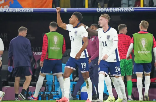 Strelec Ollie Watkins (v ospredju levo) in podajalec Cole Palmer 
(desno) sta po vstopu v igro zrežirala zmagoviti gol Anglije na 
polfinalnem dvoboju z Nizozemsko.  