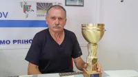 Vladimir Kržišnik - Lado  z enim od množice pokalov, ki mu je še posebej pri srcu.