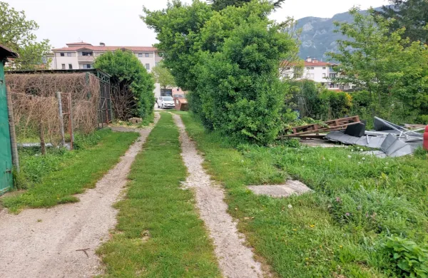 Občina je javno dražbo za prodajo zemljišč za fabrškimi bloki 
sklicala za 15. julij.