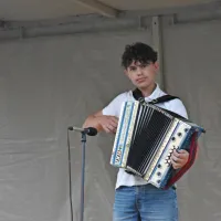 ...nadaljeval ga je harmonikar Tobija Klanjšček ... 