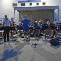 ... zaključila pa ga je Prvačka pleh muzika s pevcem Gregorjem 
Arčonom.	