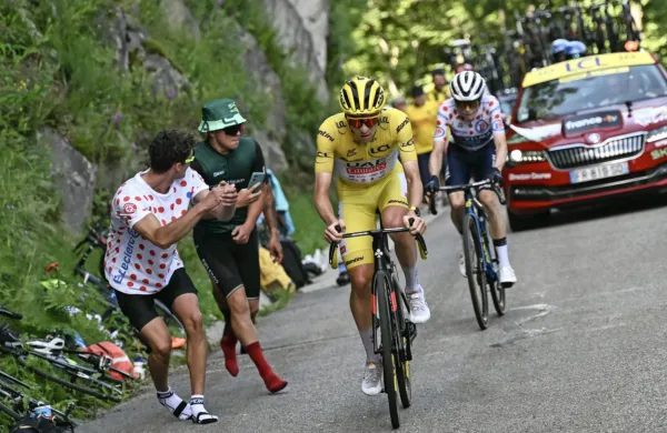 Slovenski zvezdnik Tadej Pogačar (UAE Team Emirates) je zmagovalec 15. etape kolesarske dirke po Franciji. Prednost v skupnem seštevku je še povišal.