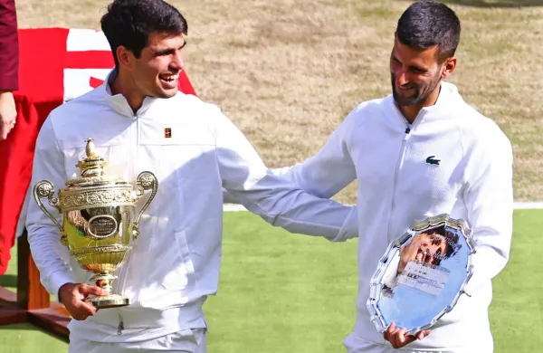 Španec Carlos Alcaraz (s pokalom v rokah) je drugič zaporedoma 
osvojil teniški turnir v Wimbledonu. Tako kot lani je bil v finalu 
boljši od Srba Novaka Đokovića.