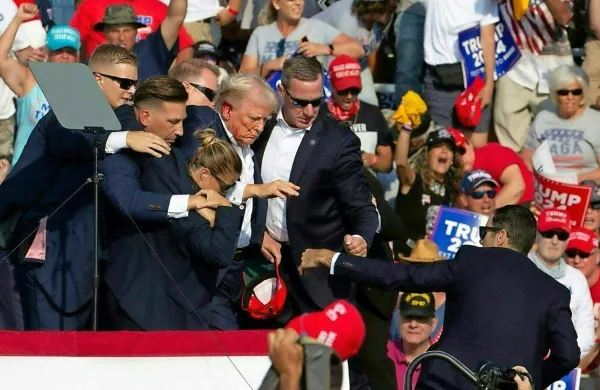 Poskus atentata na  Donalda Trumpa se je zgodil med njegovim 
predvolilnim zborovanjem na podeželju ameriške zvezne države 
Pensilvanija.